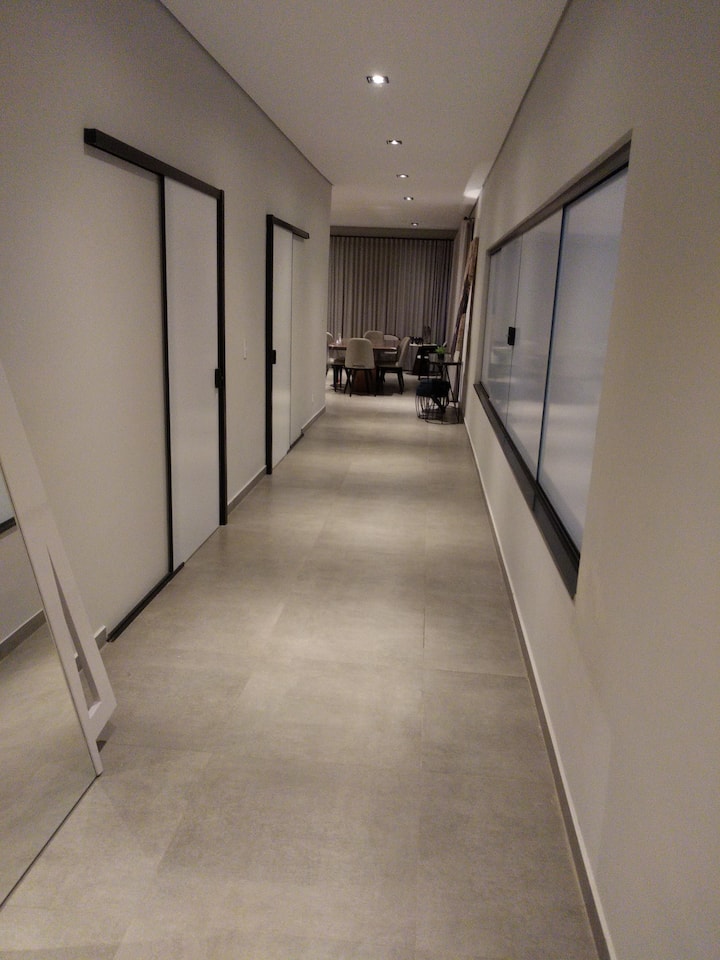 Accès aux chambres par l'allée