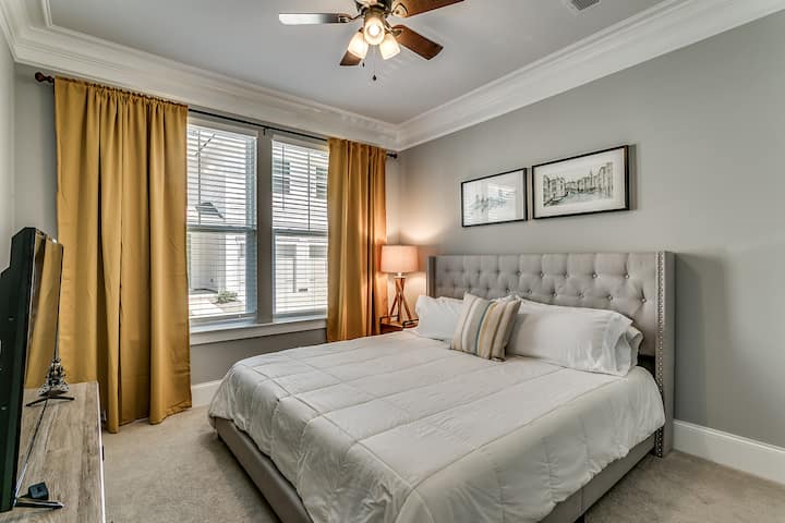 Cama tamaño king en la planta baja

Vestidor 
TV de pantalla plana.
Baño completo adjunto al
armario grande.
Dormitorio de la primera planta #1