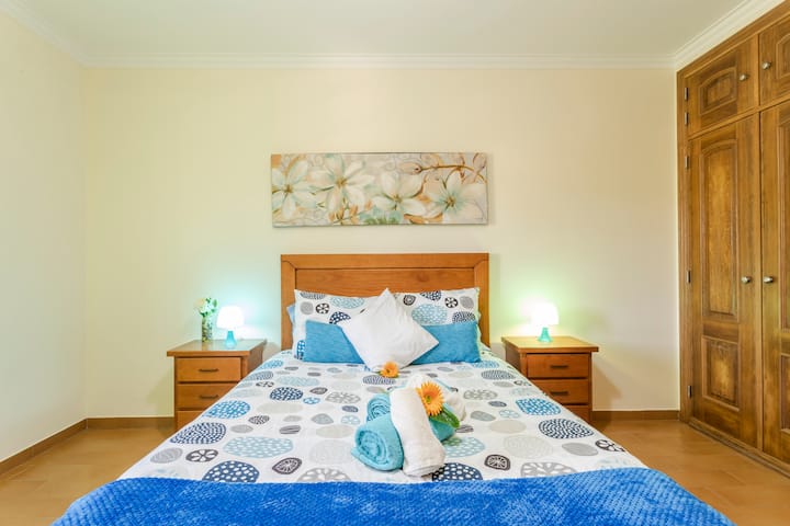 Chumba cha kulala cha bluu kwenye ghorofa ya 1.