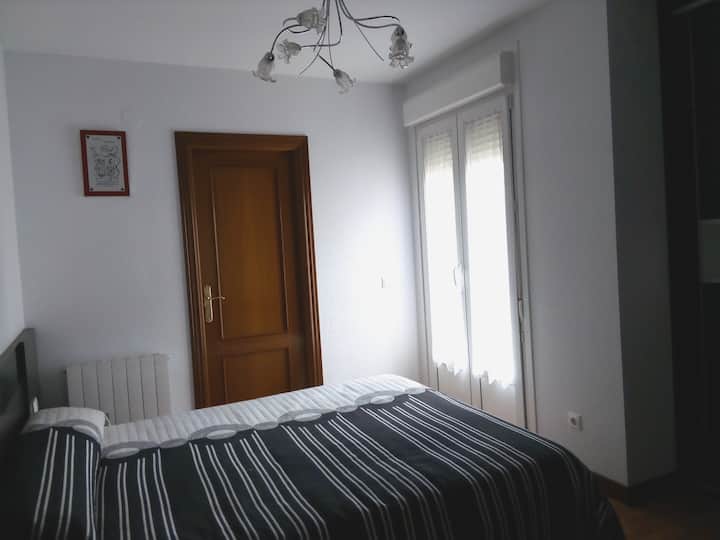 habitación de matrimonio con una cama de 1,50