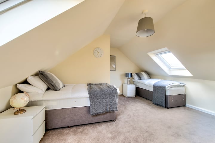 阁楼房间： 2张单人床（可连接）