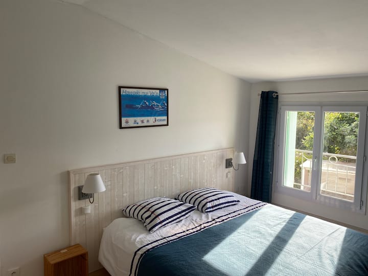 2 lôžka 90 x 200 cm alebo 1 posteľ 180 x 200 cm.  2 prikrývky 140 x 200 cm alebo 1 perina 220 x 240 cm.