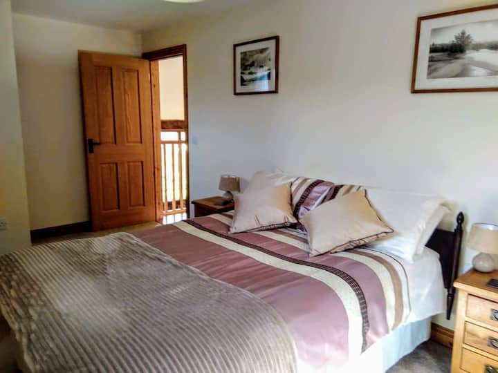 El segundo dormitorio doble también tiene un baño privado.