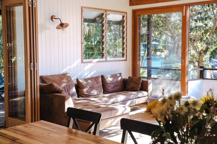 Old 55 Beach House & Studio – Wategos, Luxe, Views gallery image 4