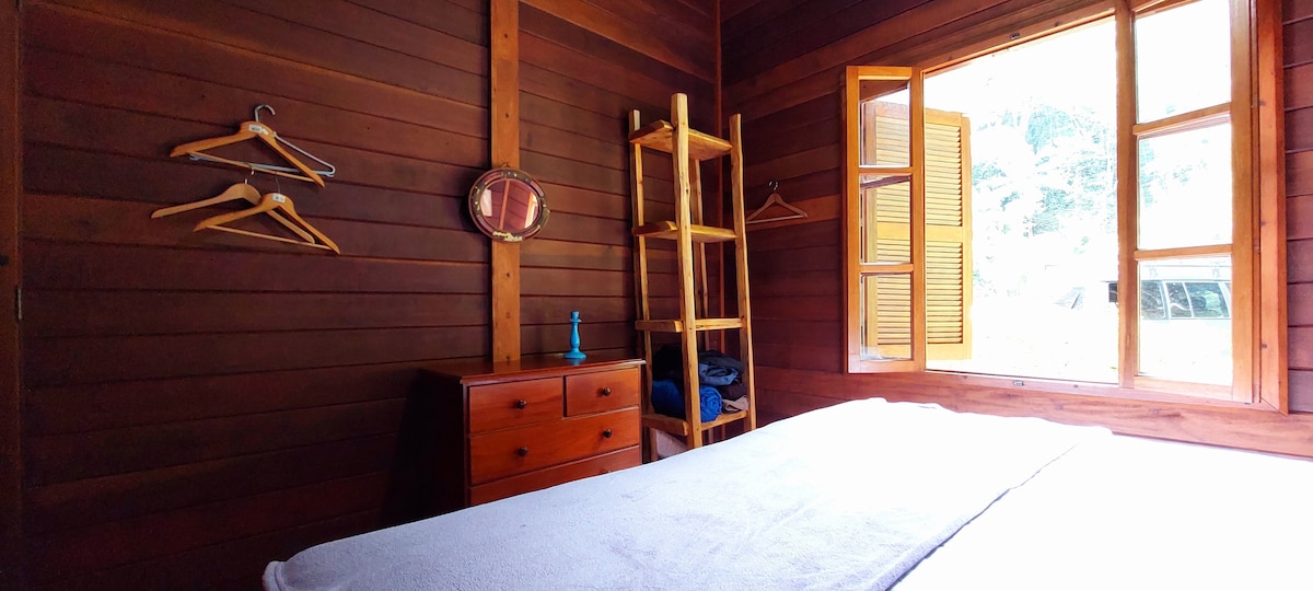 Dormitorio principal, con vista a la ventana lateral.