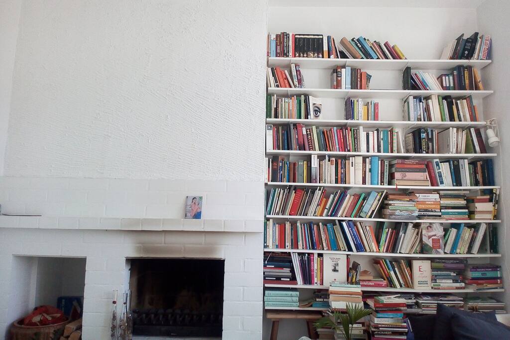 The bookshelf with novels in German and English.