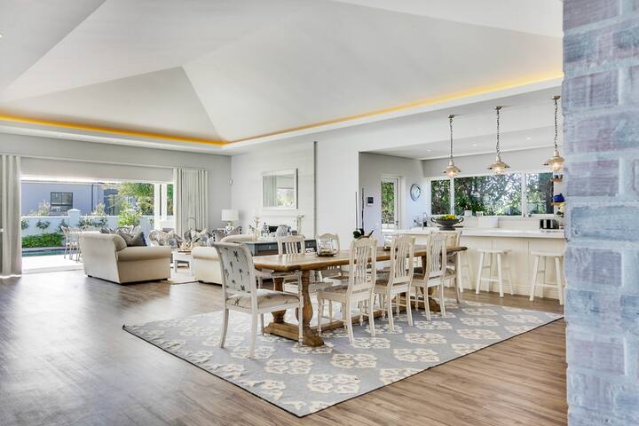 Upper Constantia Beauty with Gorgeous Views gallery image 4