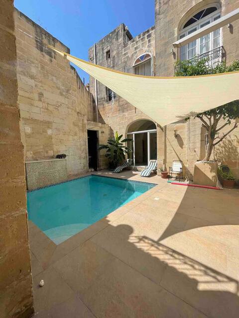 Charming Traditional Maltese house with pool (1)