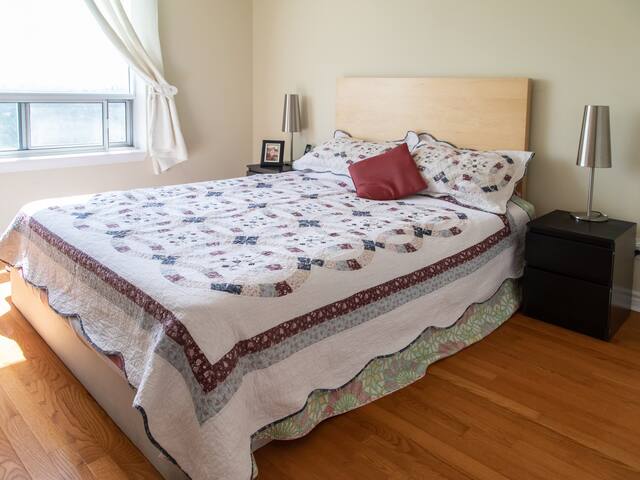 Stunning 2 Bedroom Condo near Shops and Subway gallery image 4