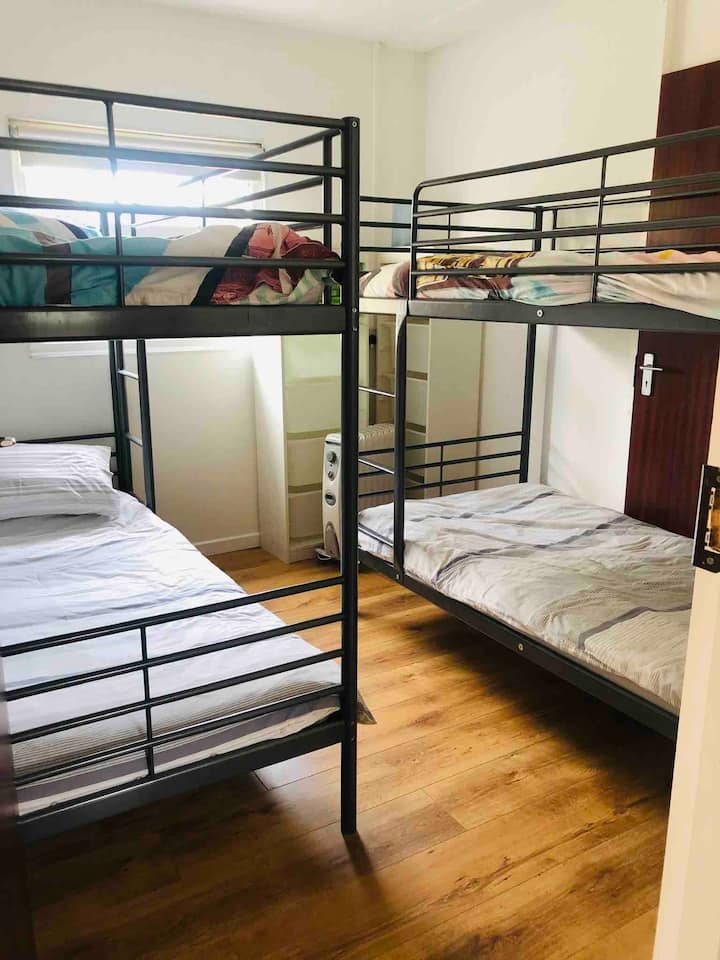 חדר שינה 4 עם 2 סטים של מיטות קומתיים 