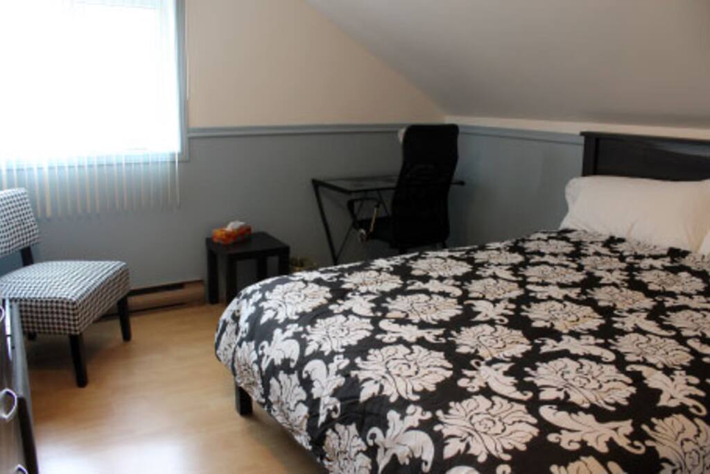 chambre # 2 avec un lit queen, télé avec câble, Wi-Fi, peignoirs, table de travail, chaises,...