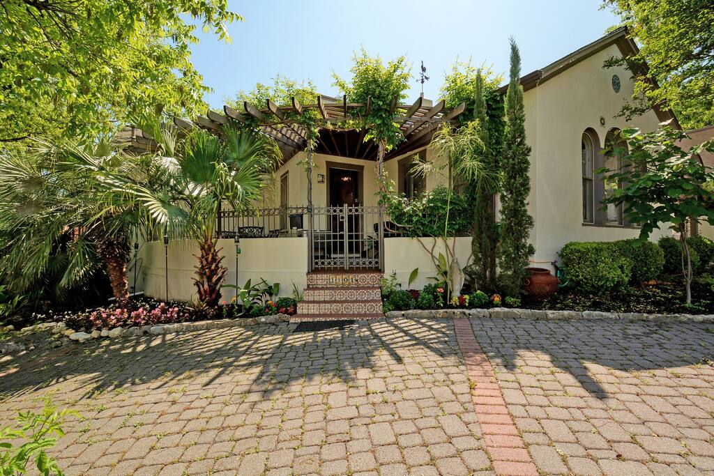 A shaded oasis within walking distance to many of Austin's highlights!
