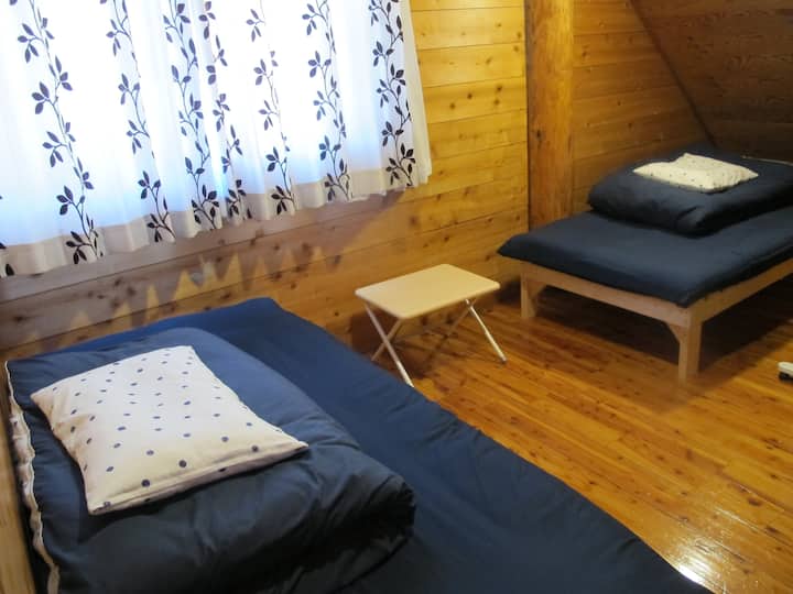 Dormitorio del segundo piso (habitación más pequeña)

2 camas
Es posible colocar un par de futones