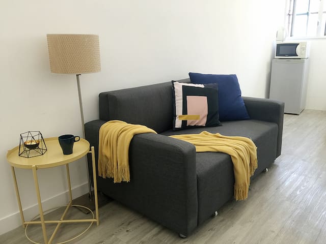 Modern & new, 5mins MongKok MTR, quiet street near Mong Kok, 5 minutes to Mong Kok Estate