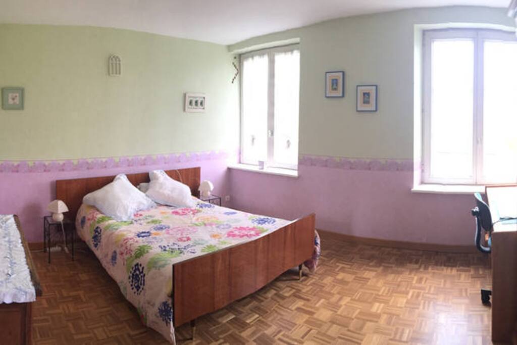Chambre Verte, équipée d'un bureau et d'un lit 2 places.