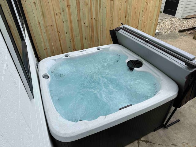 New Luxe Reno W/Hot Tub & Roof Top Terrace! gallery image 4