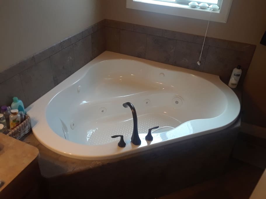 Jetted tub