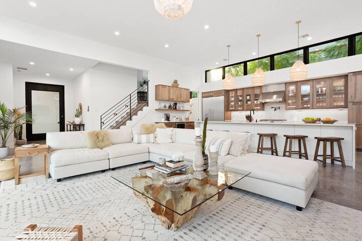 Tulum Inspired Oasis – walk to ACL – Sleeps 12! gallery image 4