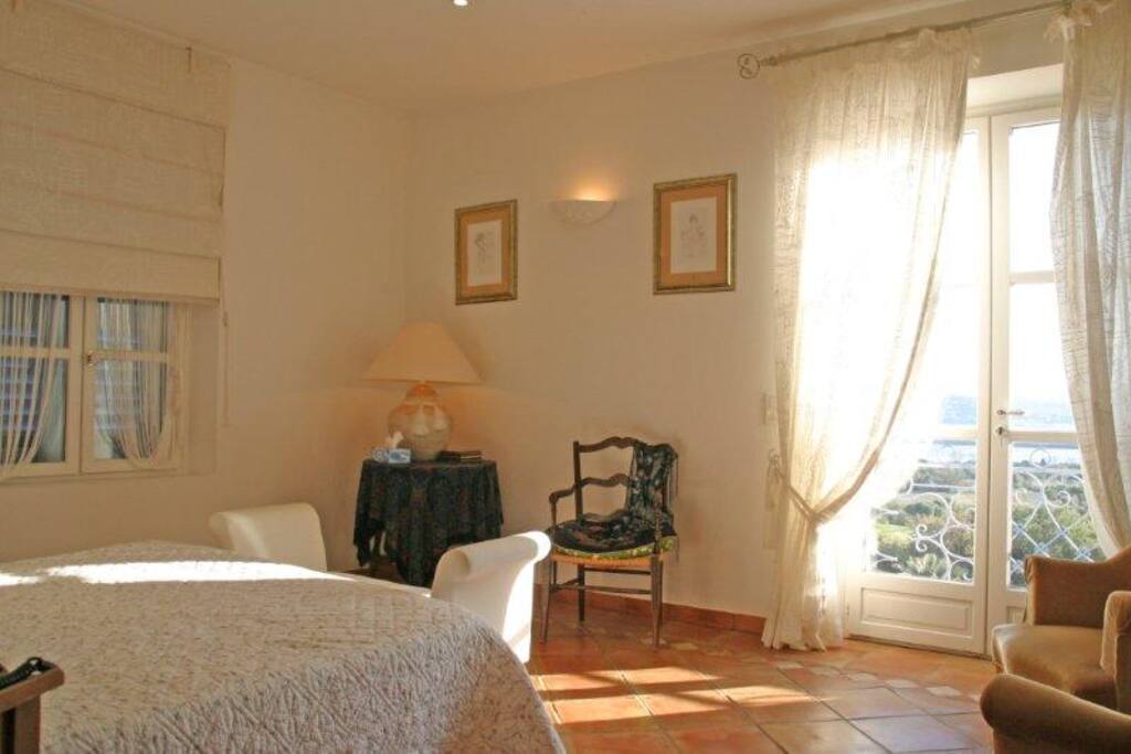 Grande chambre de 28m2 avec balcon, vue sur mer exceptionelle et vue sur Saint Tropez - Exposition Plein sud