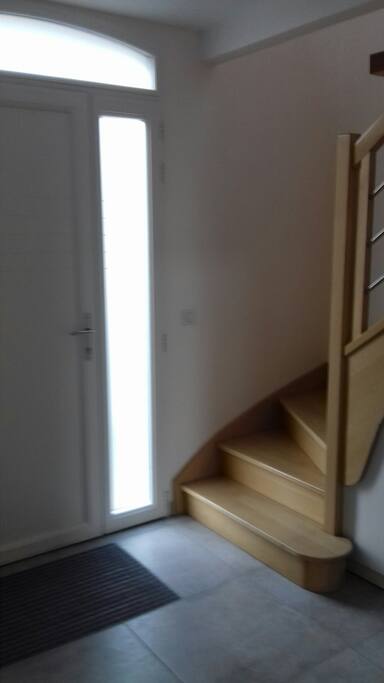 Petite entrée sur rue Pièces à vivre à l'étage - Accès buanderie