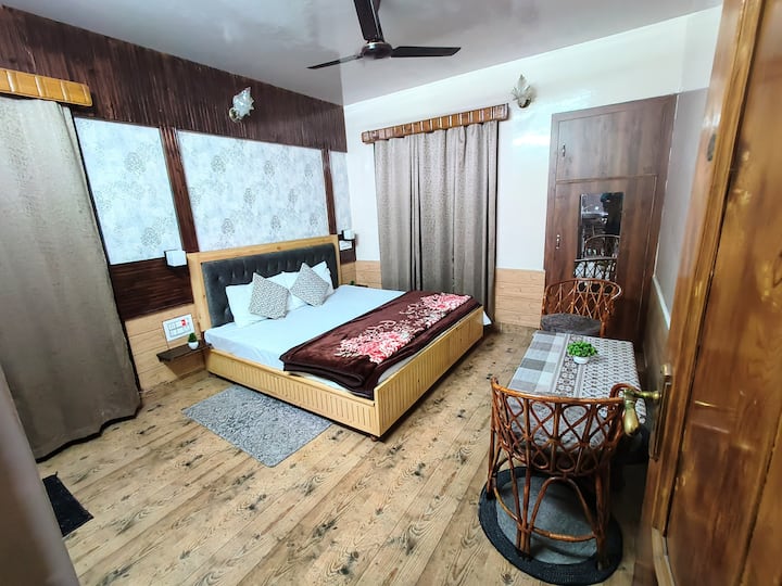 الغرفة الثانية