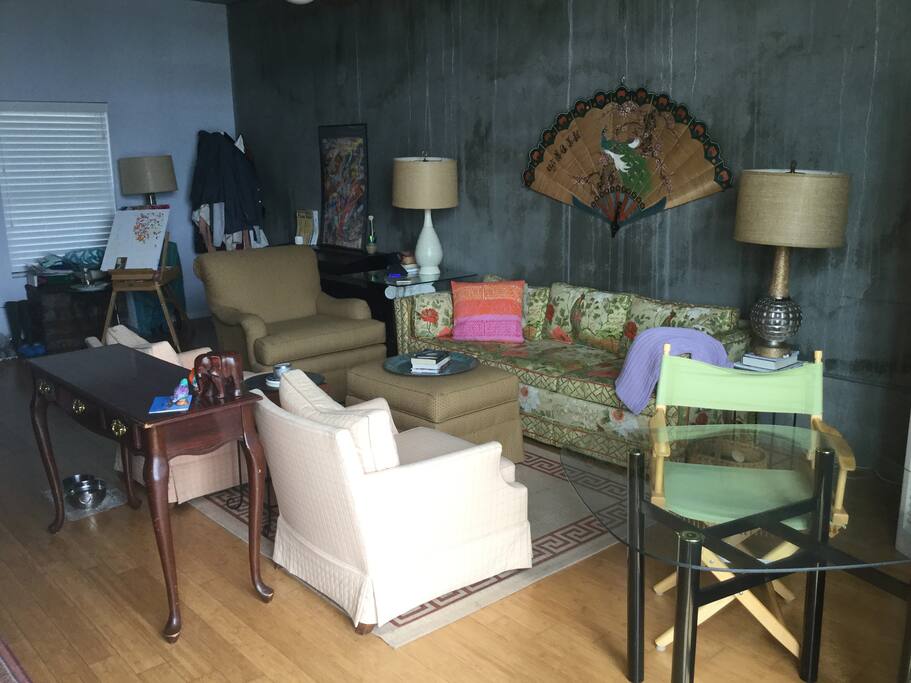 Living room with classy bird decor. Even an art easel with paint by numbers if that's your thing. And a keyboard in the back there!