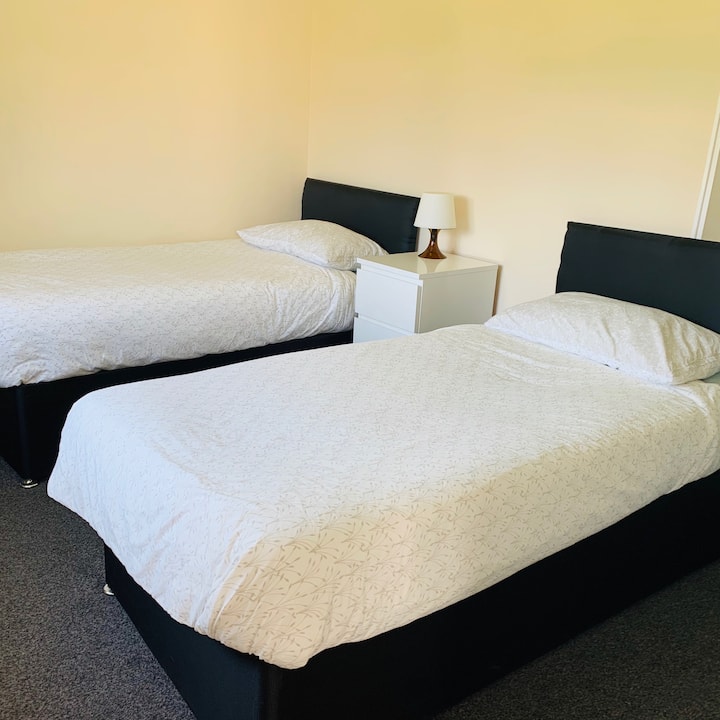 izba s oddelenými posteľami na prízemí