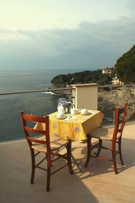 Sole - un risveglio da sogno. La colazione non è inclusa in rispetto delle normative di legge. Saranno comunque messe a disposizione bustine di zucchero, te e caffè.