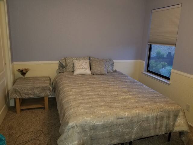 Queen bed with shared bath in Kyle
