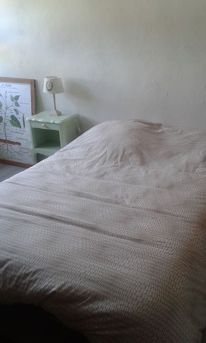 Un lit en 140 avec un matelas neuf
