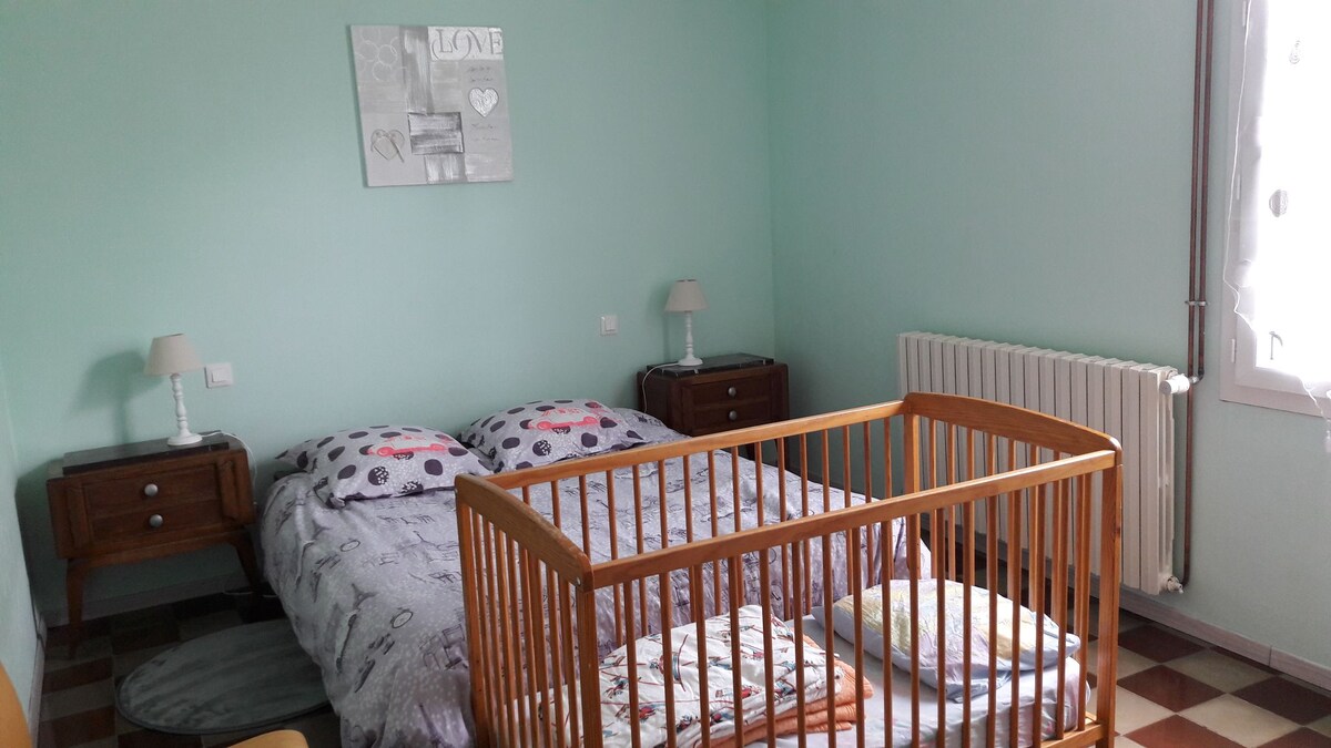 Dormitorio 1 cama de 140 cm, 1 cuna 
cama plegable y colchón en el suelo disponibles 