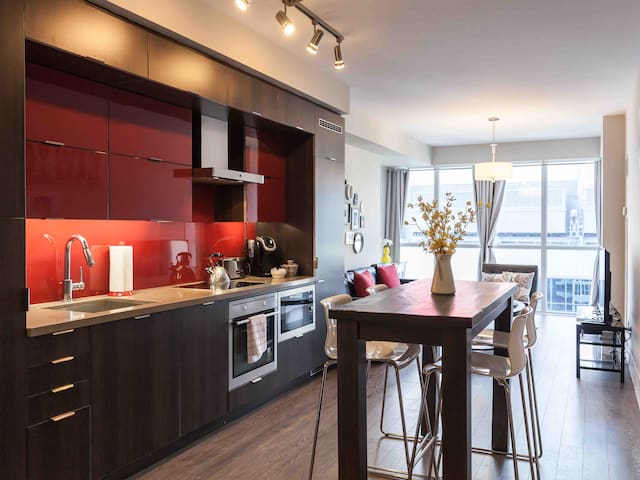 5 Star Location-CN Tower View-Parking