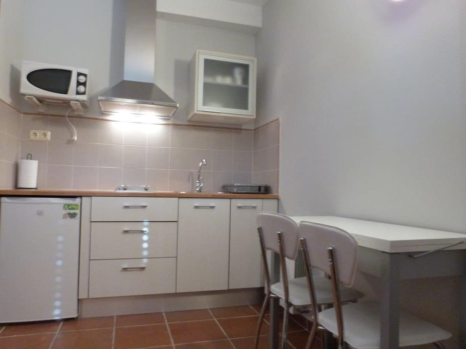 Cocina con todos los electrodomésticos, la mesa se abre y se hace el doble de grande