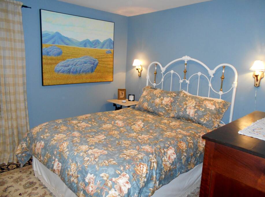 Master bedroom, queen-size bed