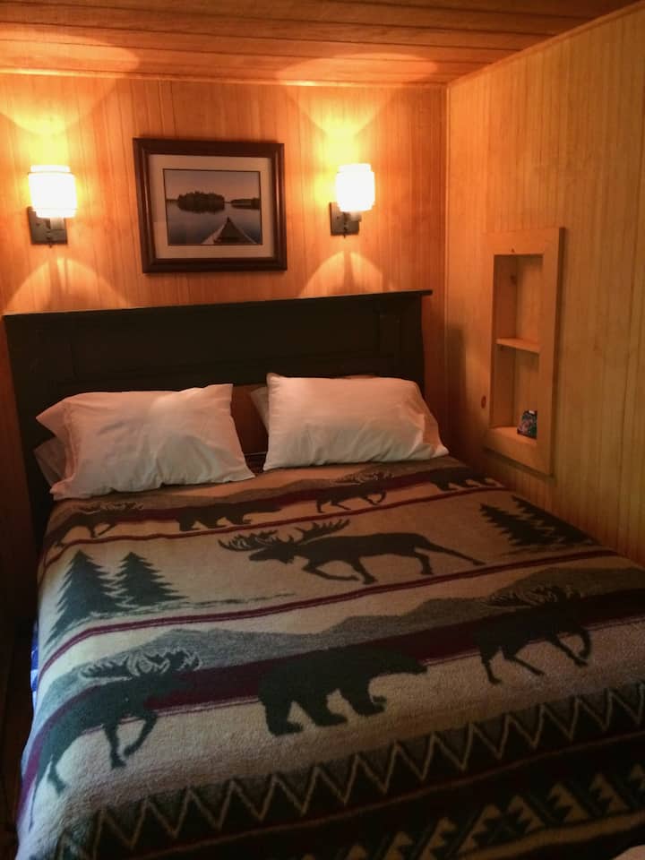 Krevat dopio "queen"... Moose është miqësor !!!