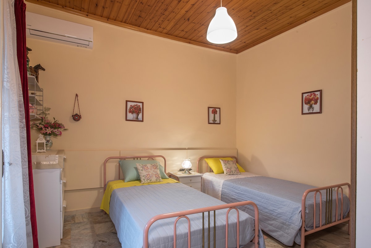 dormitorio con dos camas individuales