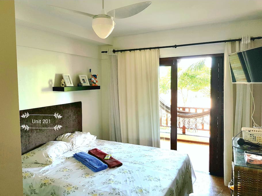 Quarto Cama de Casal, ventilador e TV tela plana / Couple Bed Room, Fan and Flat TV