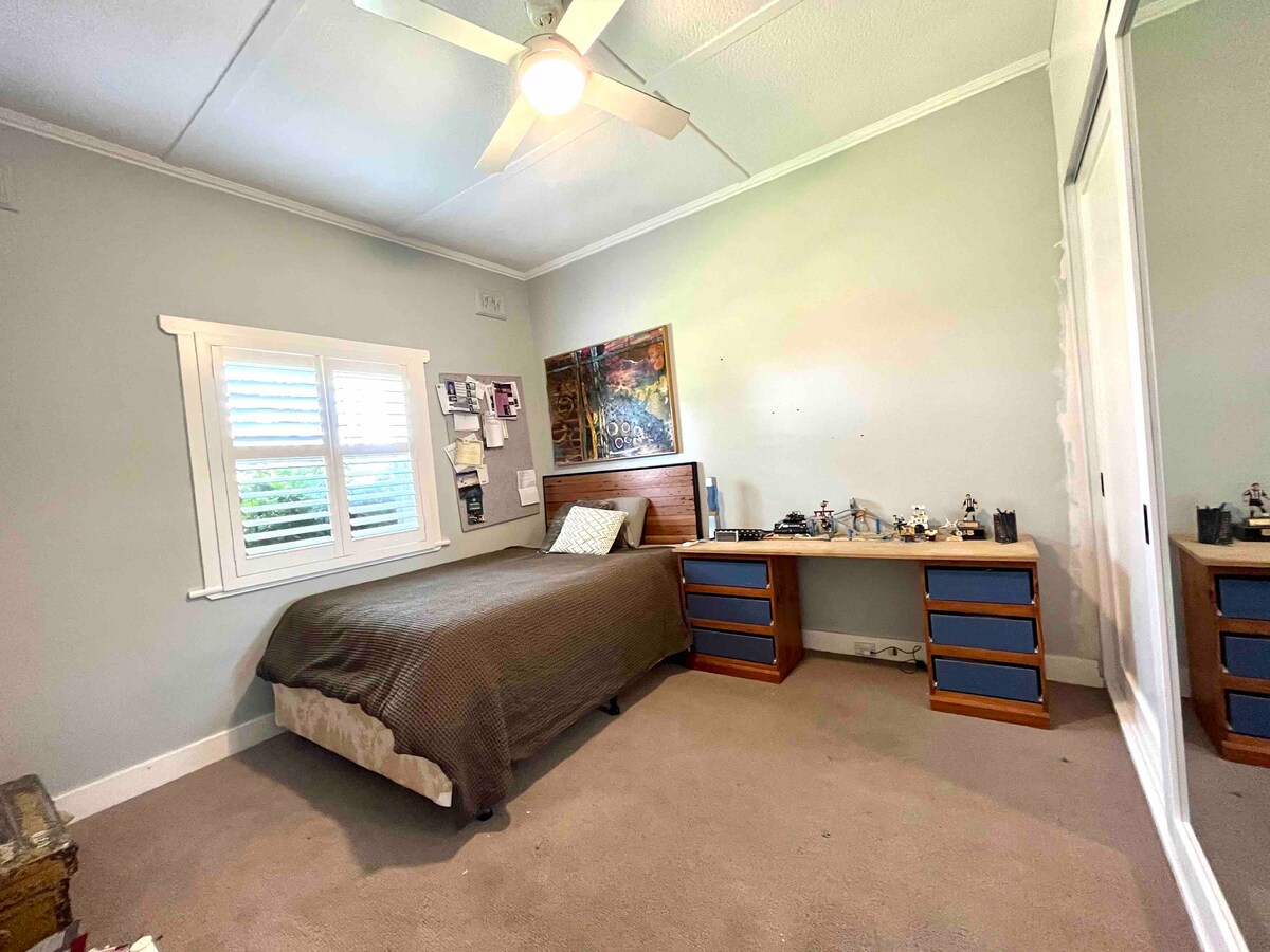 Chumba cha 2 cha kulala. 
Kitanda cha ukubwa wa malkia. 
Feni ya dari.