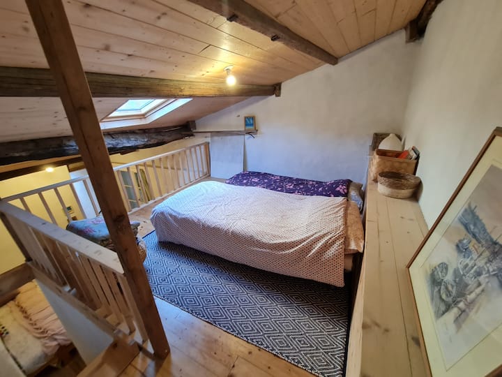 Mezzanine avec 2 lits simples, 1 clic clac et 1 matelas sur un cadre bas