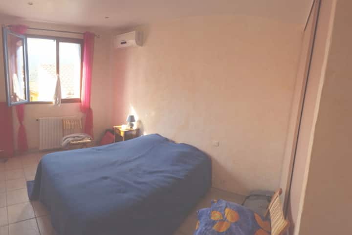 Ოთახი №2 1 ერთადგილიანი საწოლით (140x190) და მე-2 სართულზე მდებარე კარადით