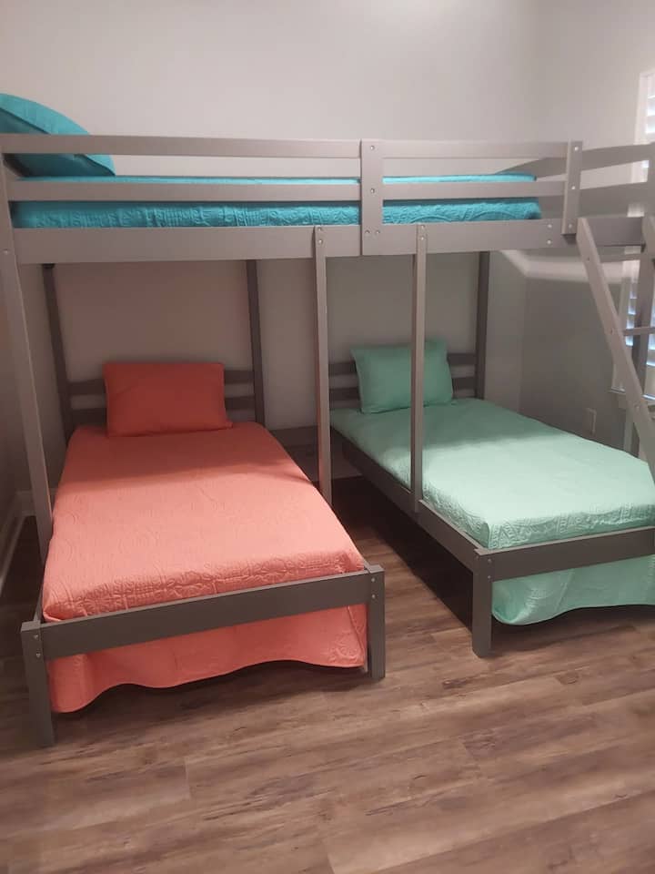 سرير بطابقين مزدوجين
مقاس
واحد كامل الحجم