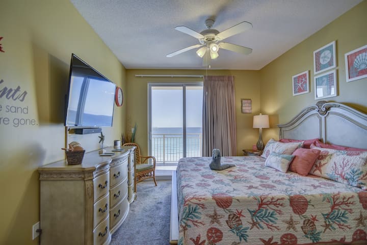 غرفة نوم رئيسية بإطلالات على الخليج