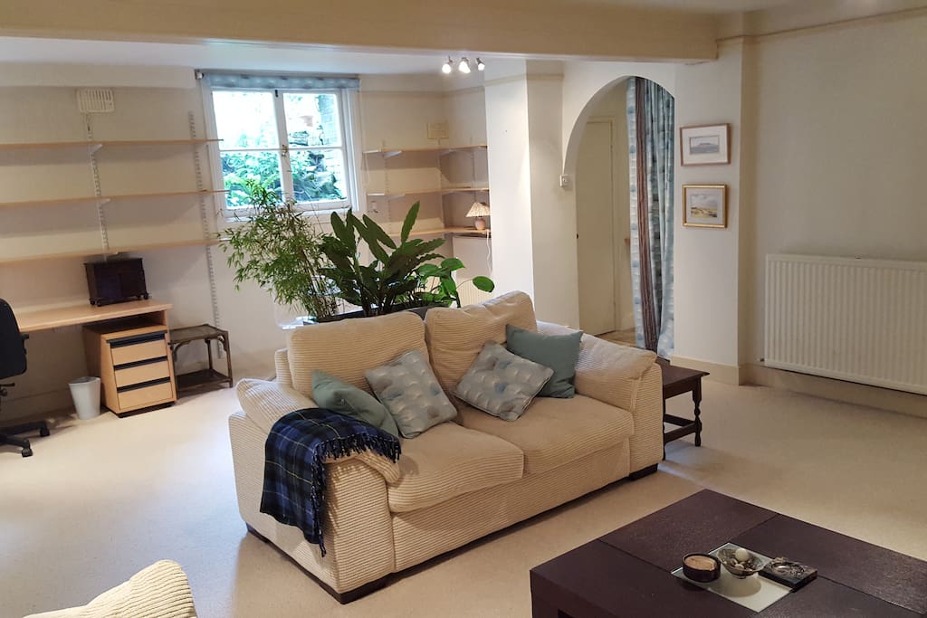 Private lounge/bedroom with wifi broadband, desk and Sky TV
