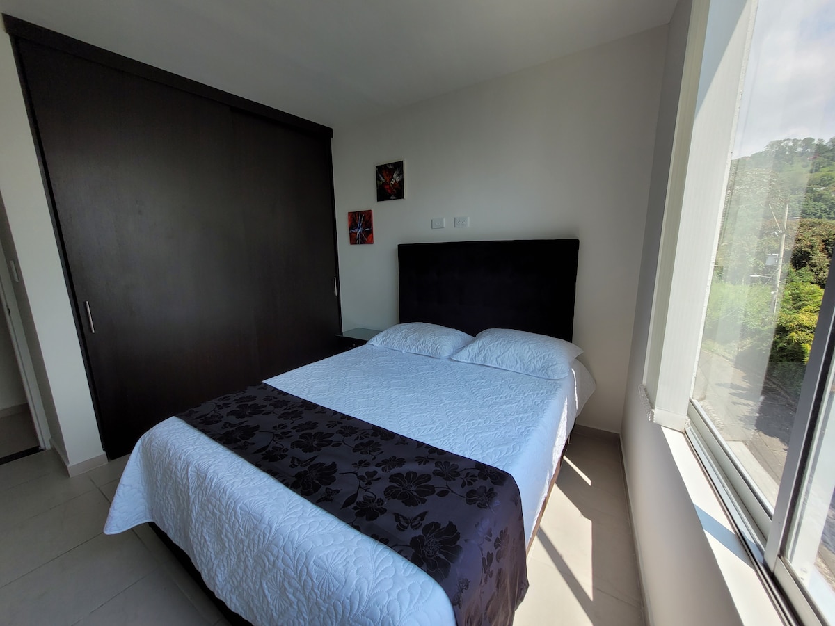 Chambre avec une très belle vue ; elle dispose d'un grand placard, d'un lit double et d'une table de chevet. Toutes les chambres sont équipées de couvertures