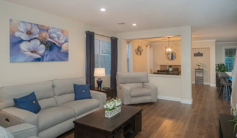 Good Vibes off the strip, Secret Room&Loft gallery image 4