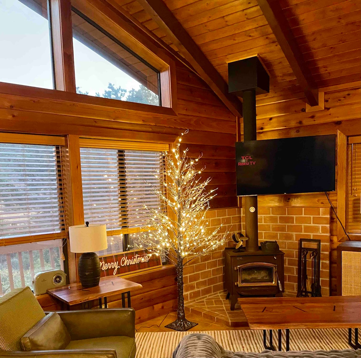 Top performing Airbnb: Sedona Cozy Log Cabin in Village Of Oak Creek (Big Park)