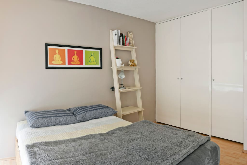 Room with double bedroom / Habitación con cama matrimonial