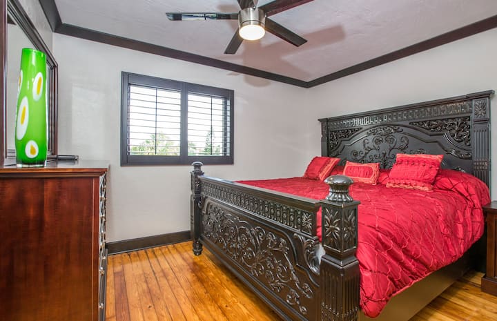 Prva spavaća soba , bračni krevet s 1000 plahti s navojem