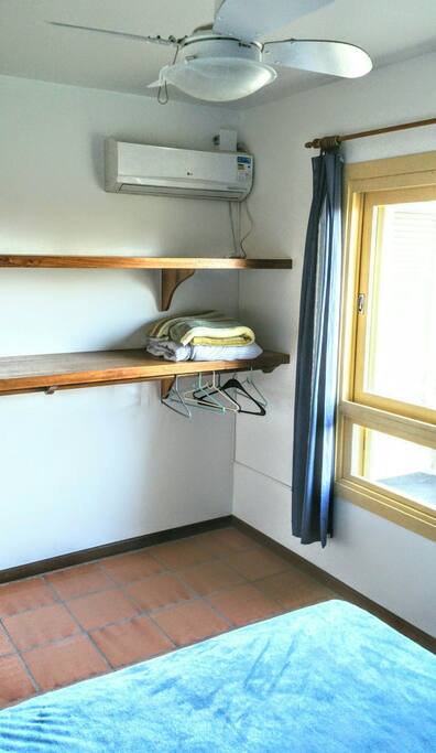 prateleiras disponíveis em dois quartos