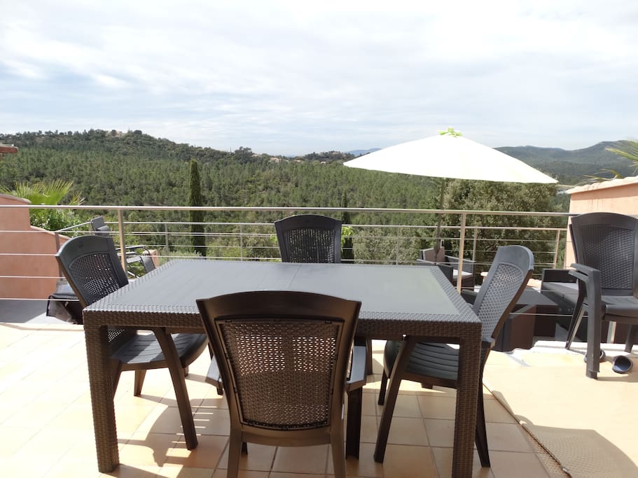 Première terrasse - 30 m2 - vue dégagée sur le massif des Maures